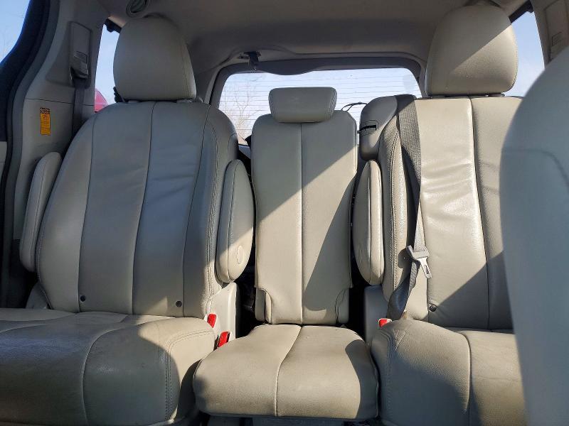 2014 Toyota Sienna xle 8-passenger