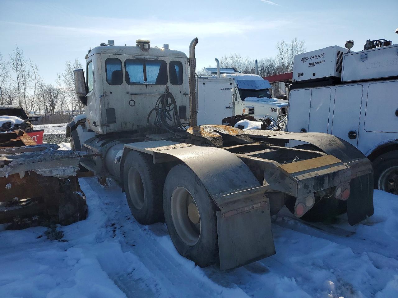 2015 Peterbilt 567 Semi Truck