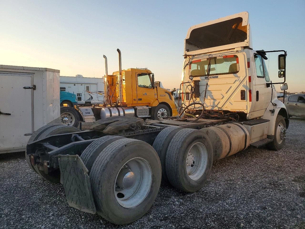 2016 International 8600 Semi Truck