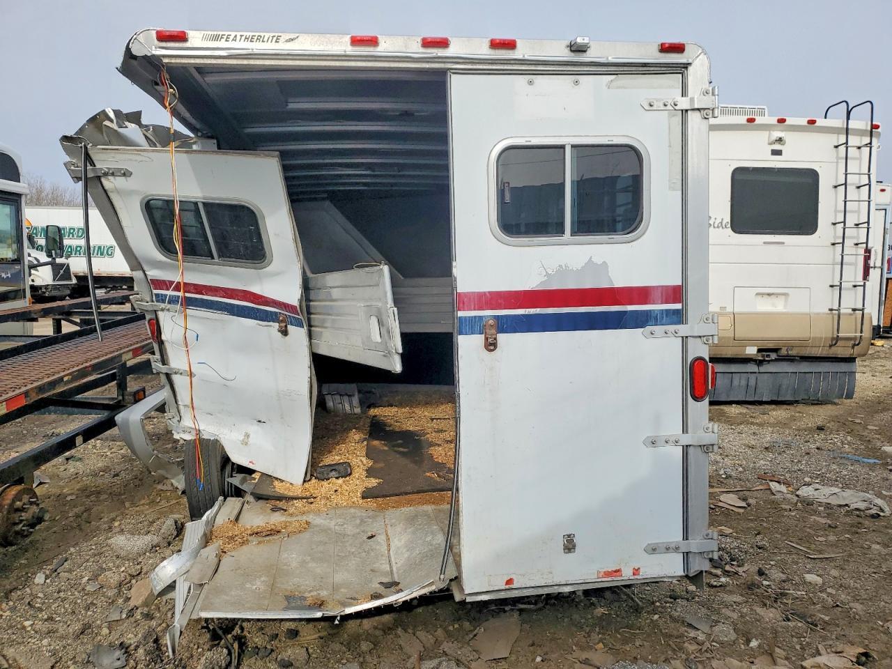2000 Mobilive 2001 Featherlite Livestock Trailer