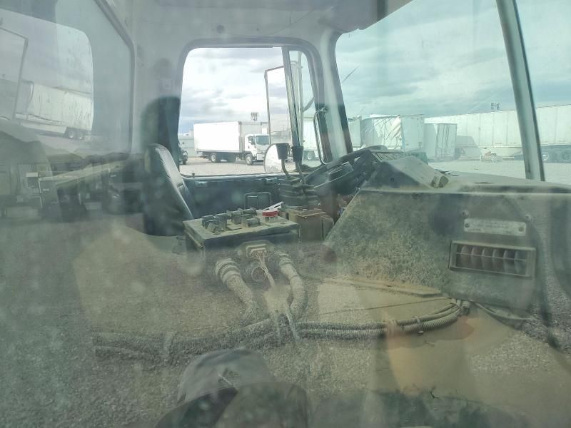 2003 Volvo Xpeditor wx Roll-off Container Truck