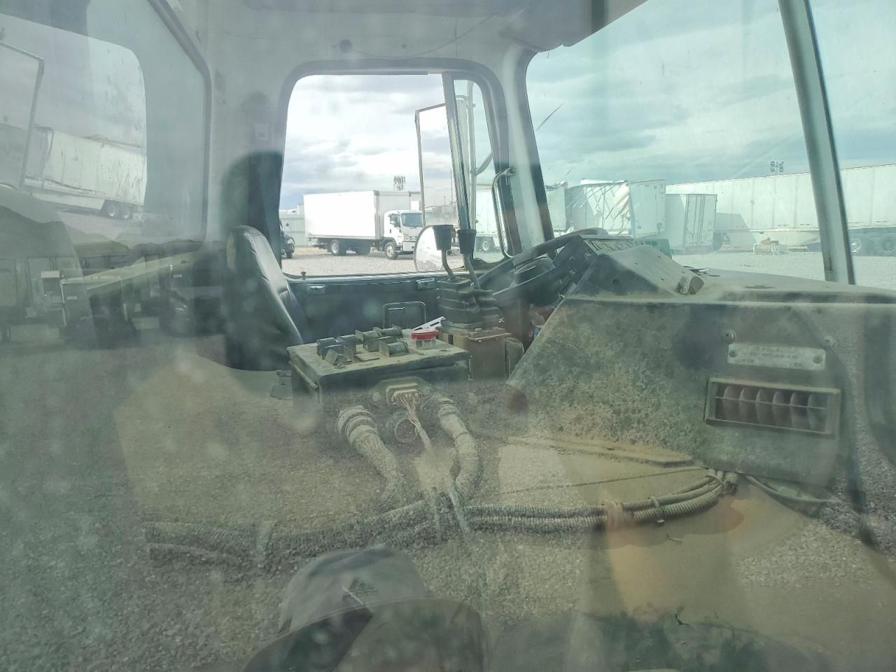 2003 Volvo Xpeditor wx Roll-off Container Truck