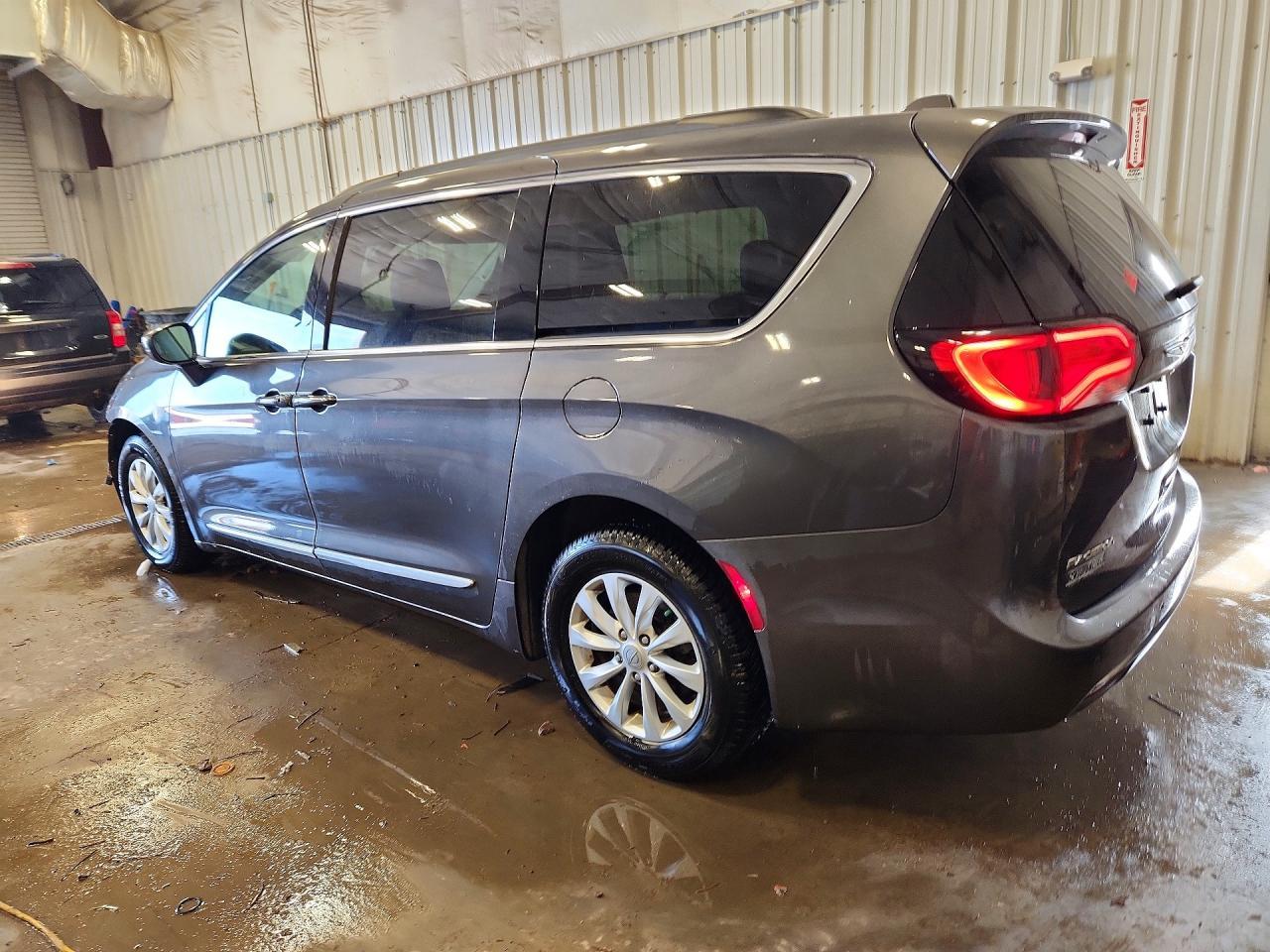 2017 Chrysler Pacifica Touring l