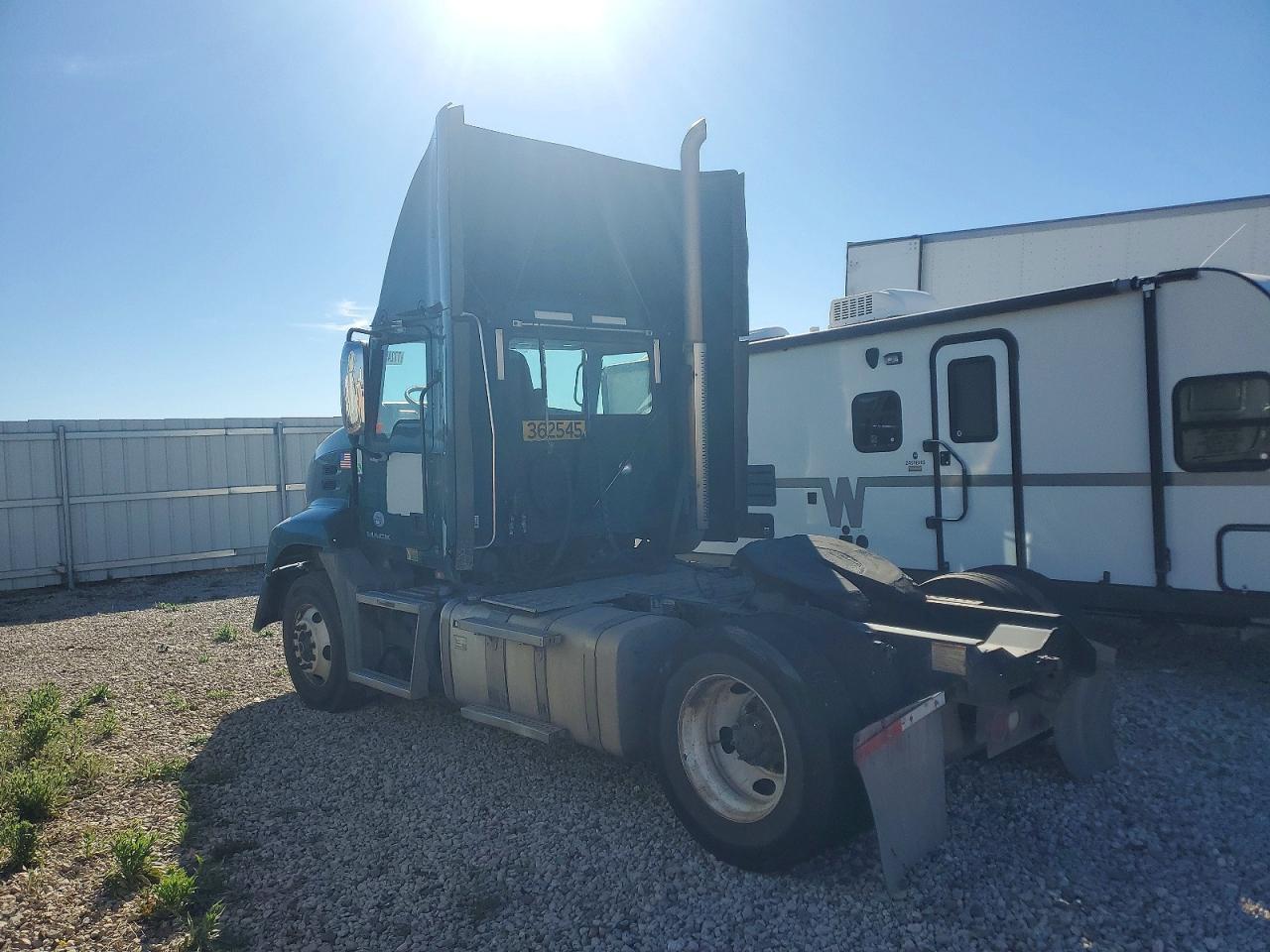 2017 Mack CXU613 Semi Truck