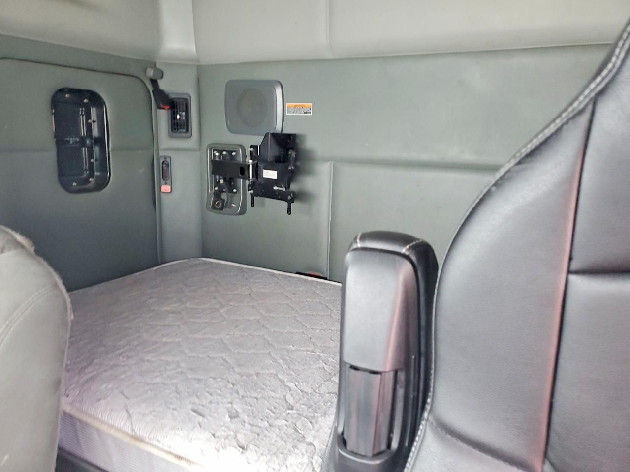 2017 Kenworth T680 Semi Truck