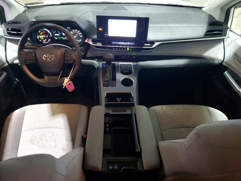 2025 Toyota Sienna le