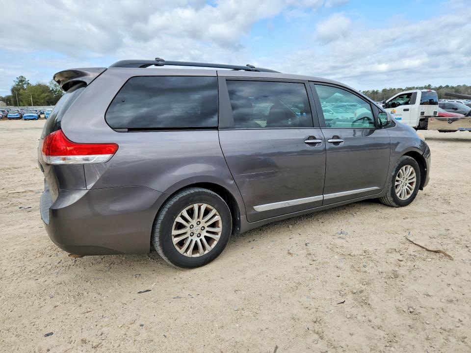 2011 Toyota Sienna xle 8-passenger