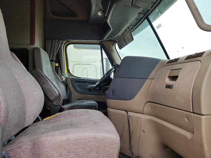 2014 Freightliner Cascadia Semi Truck