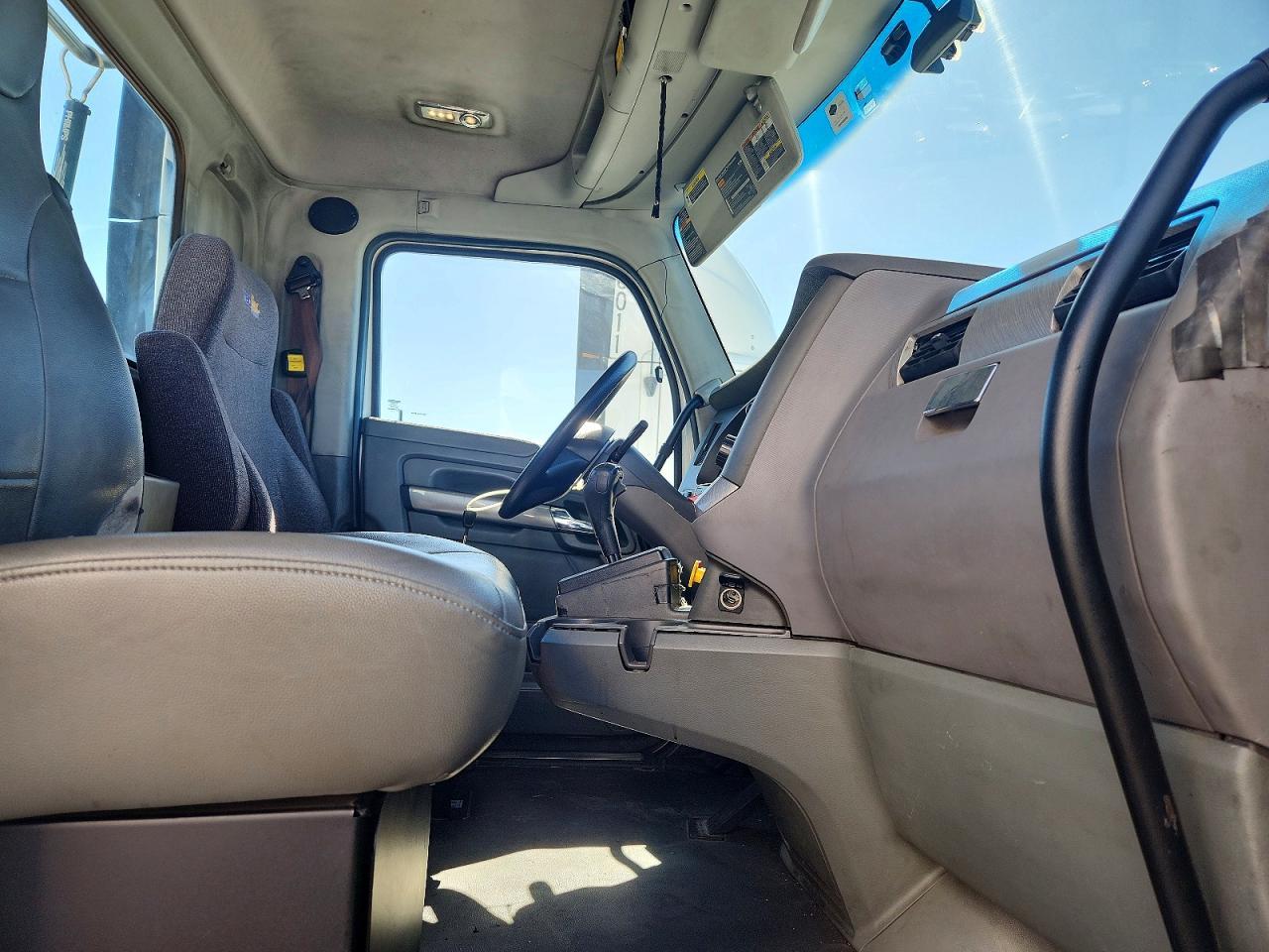 2015 Kenworth T680 Semi Truck