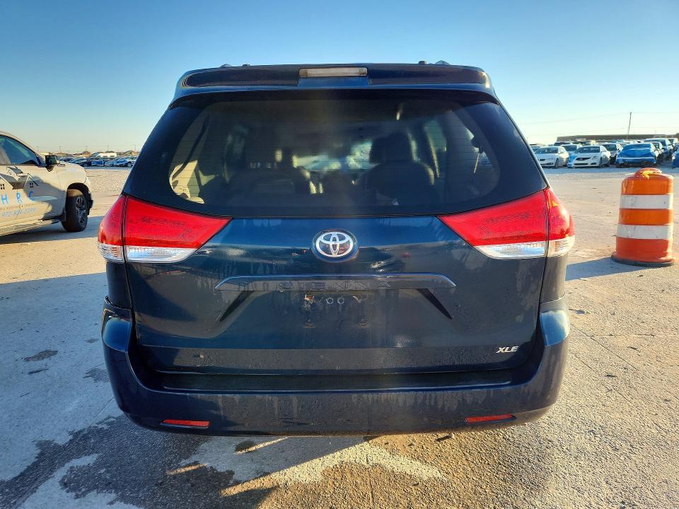 2011 Toyota Sienna xle 8-passenger