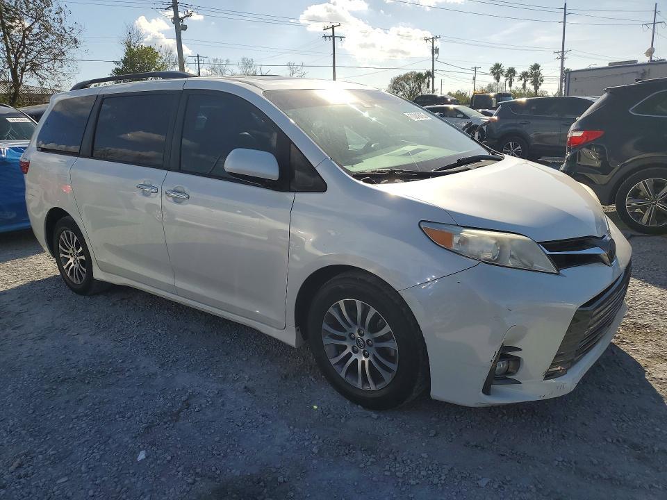2018 Toyota Sienna xle 8-passenger