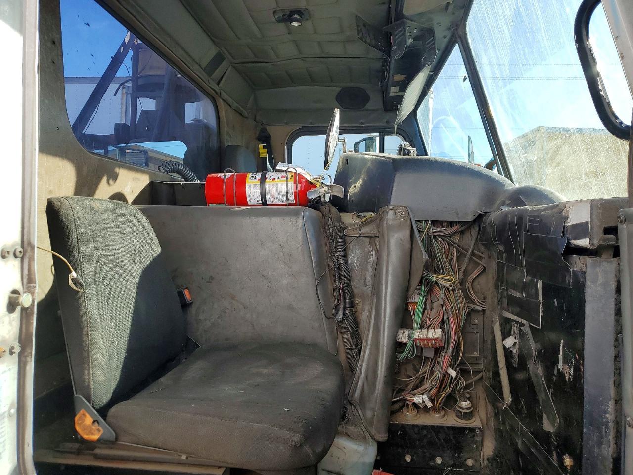 2002 Peterbilt Tractor 2002 Peterbilt 320 Semi Truck