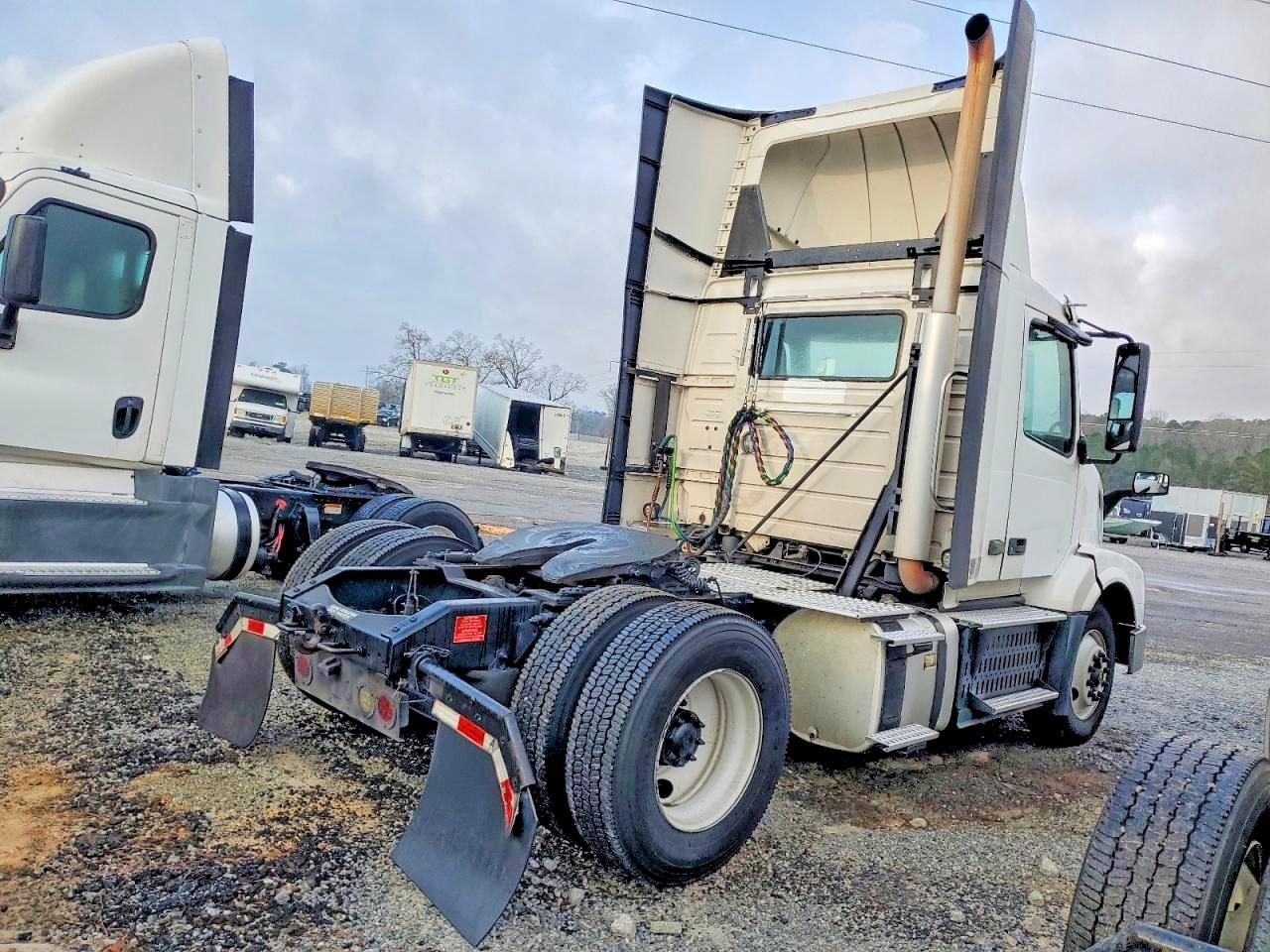 2017 Volvo VNL Semi Truck