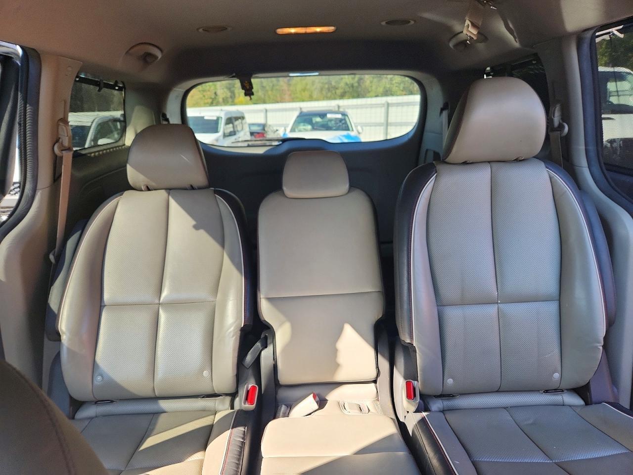 2017 KIA Sedona lx