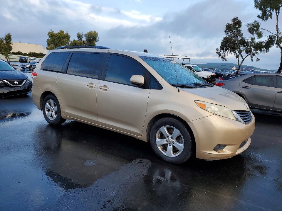 2012 Toyota Sienna le 8-passenger