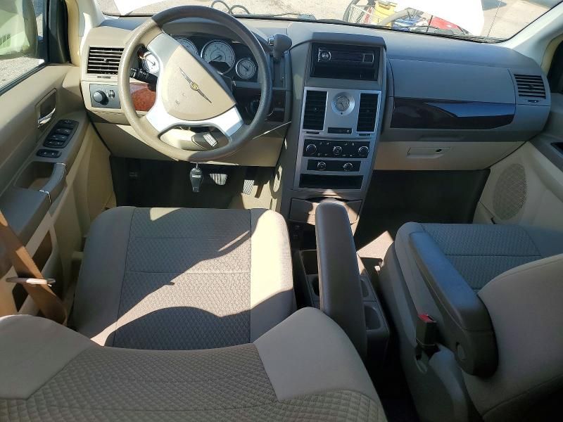 2010 Chrysler Town & Country lx