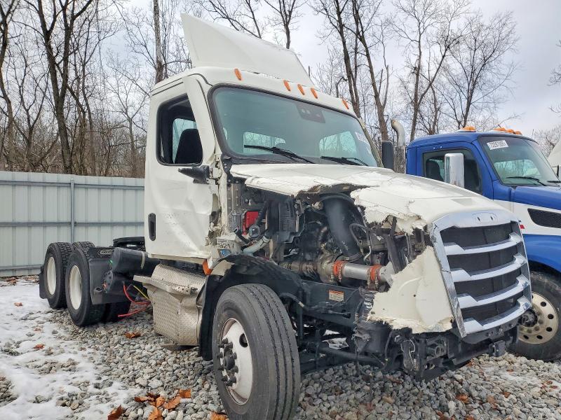 2025 Freightliner Cascadia Semi Truck