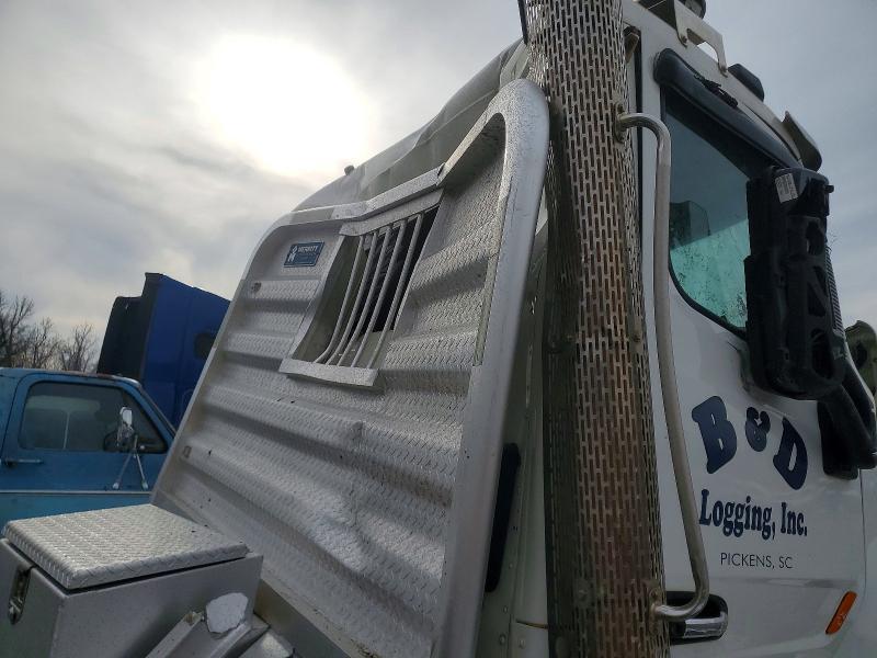 2018 Peterbilt 567 Semi Truck