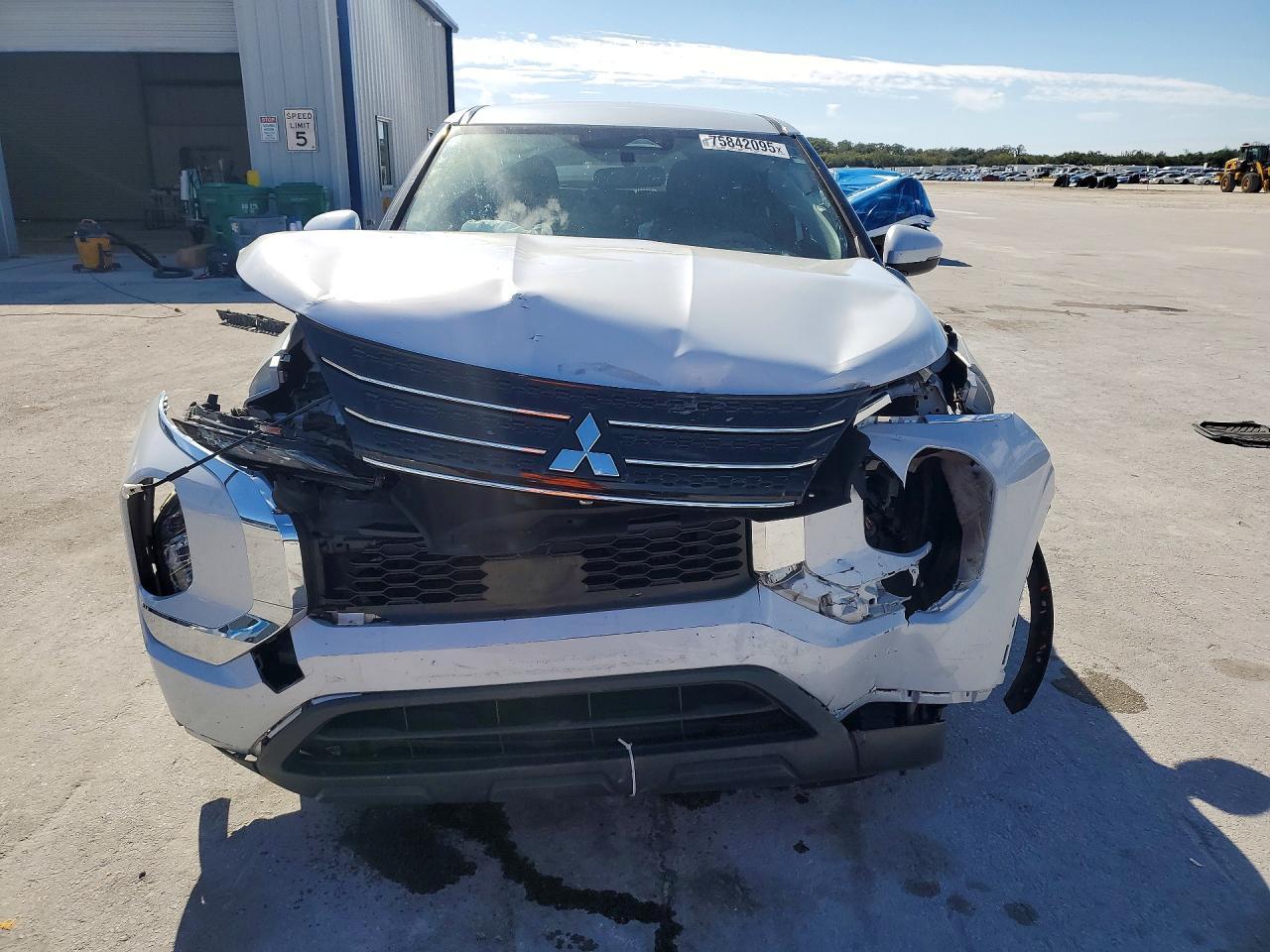 2022 Mitsubishi Outlander es