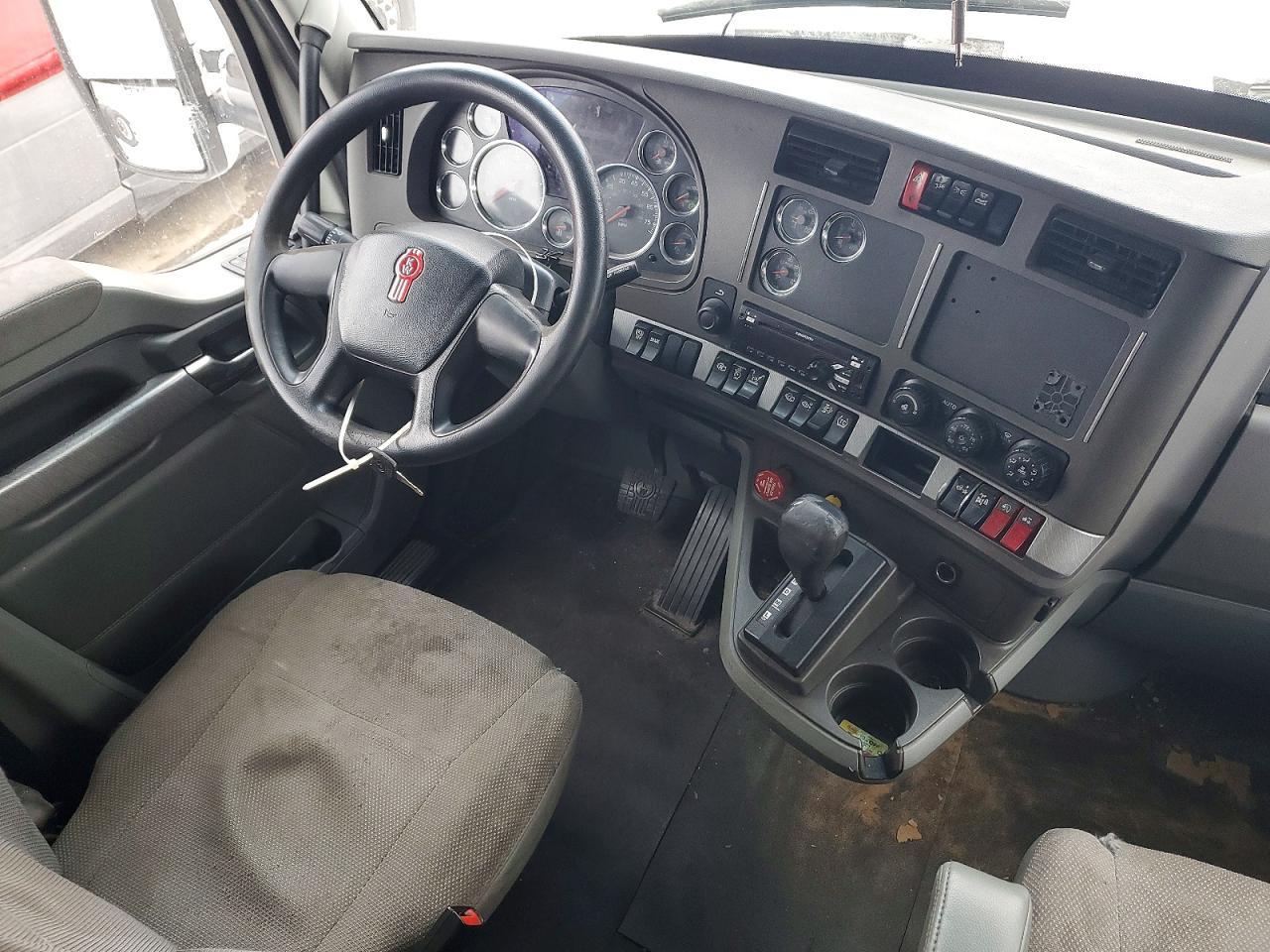 2016 Kenworth T680 Semi Truck
