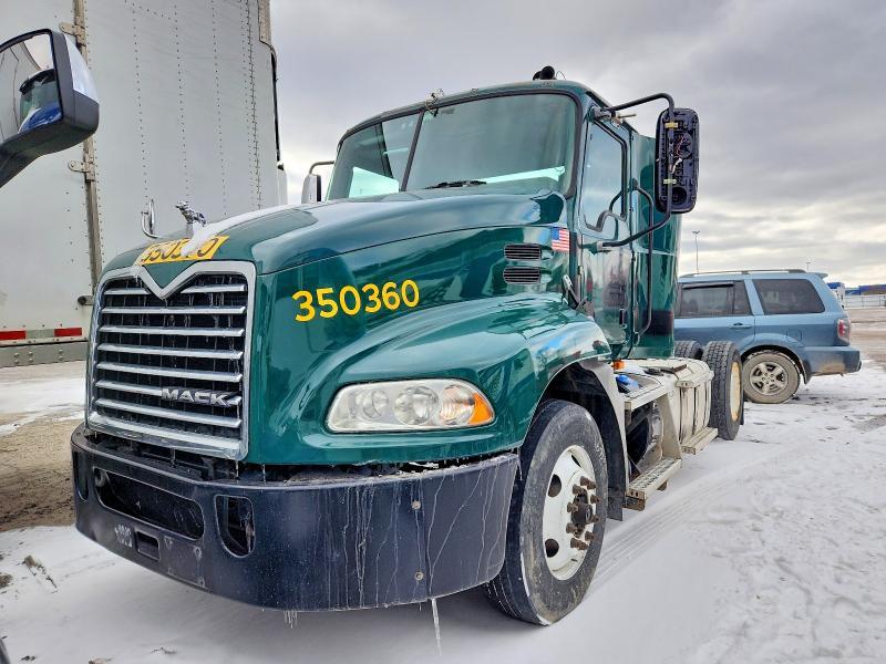 2016 Mack CXU613 Semi Truck