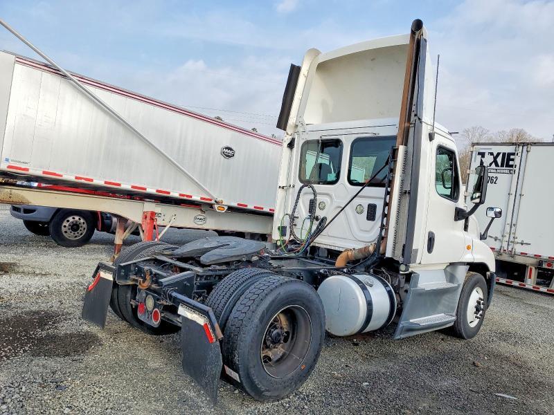 2016 Freightliner Cascadia 125 Semi Truck