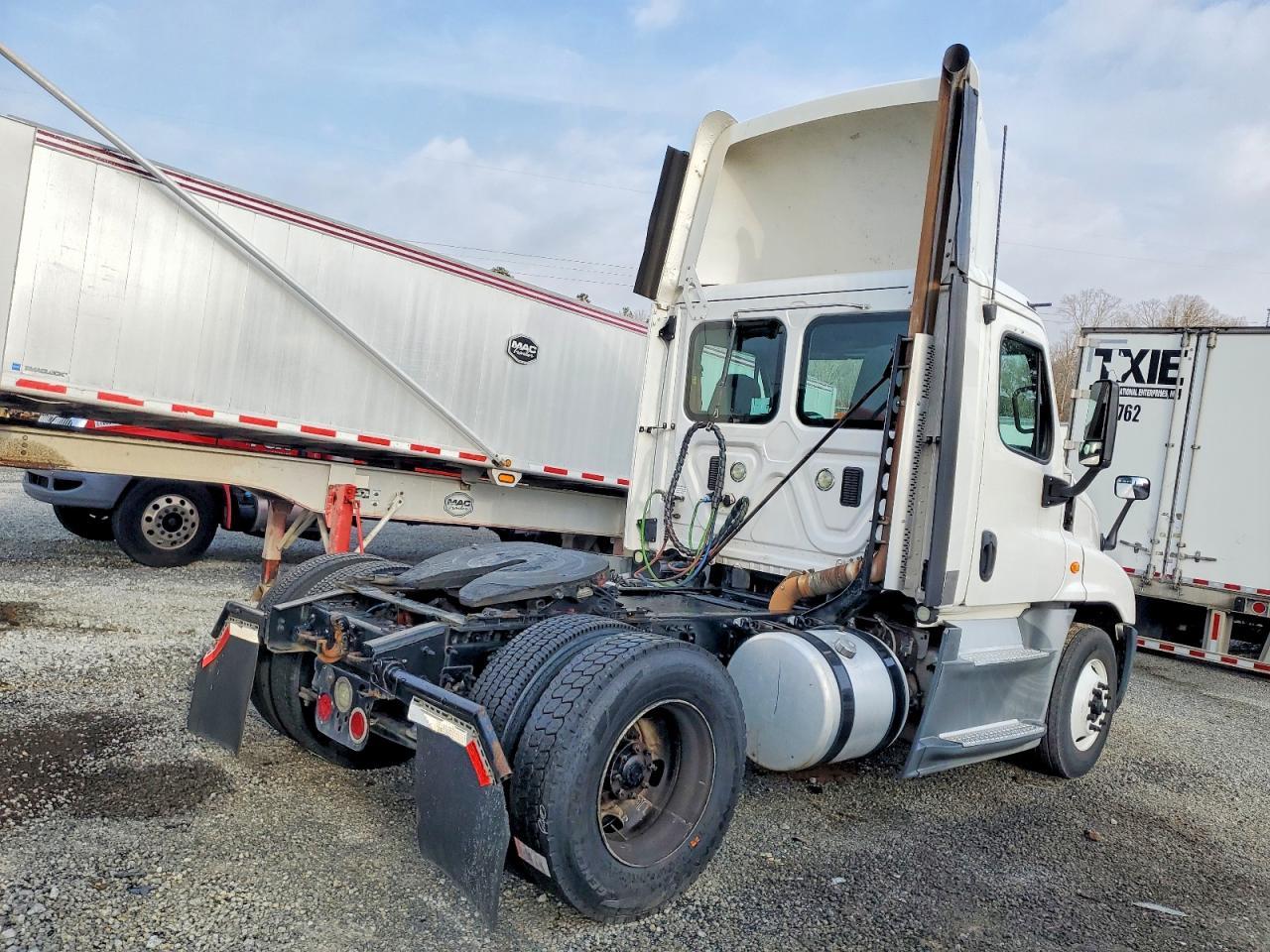 2016 Freightliner Cascadia 125 Semi Truck
