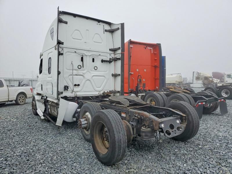 2018 Freightliner Cascadia 1-semi Truck