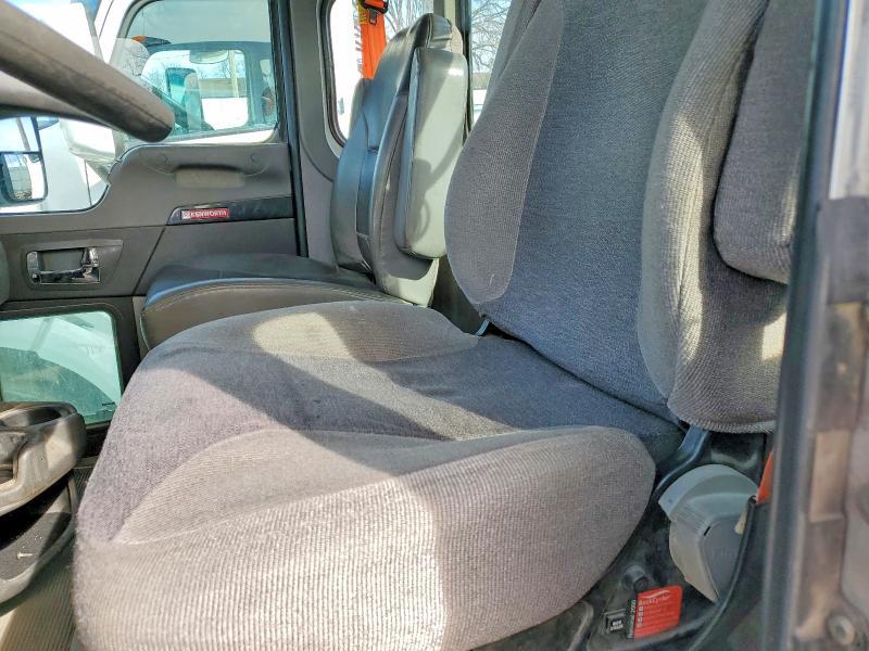 2016 Kenworth T300 Semi Truck