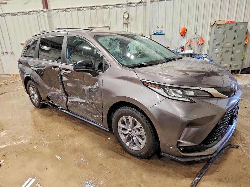 2022 Toyota Sienna xse 7-passenger
