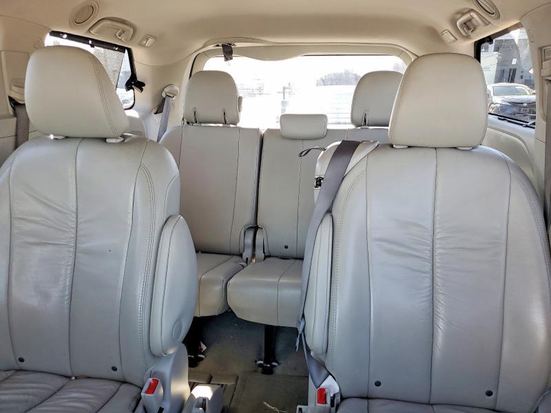 2011 Toyota Sienna xle 8-passenger