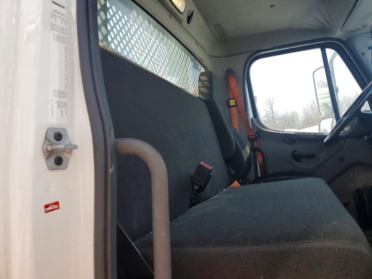2017 Freightliner Business Class M2 Flatbed Truck