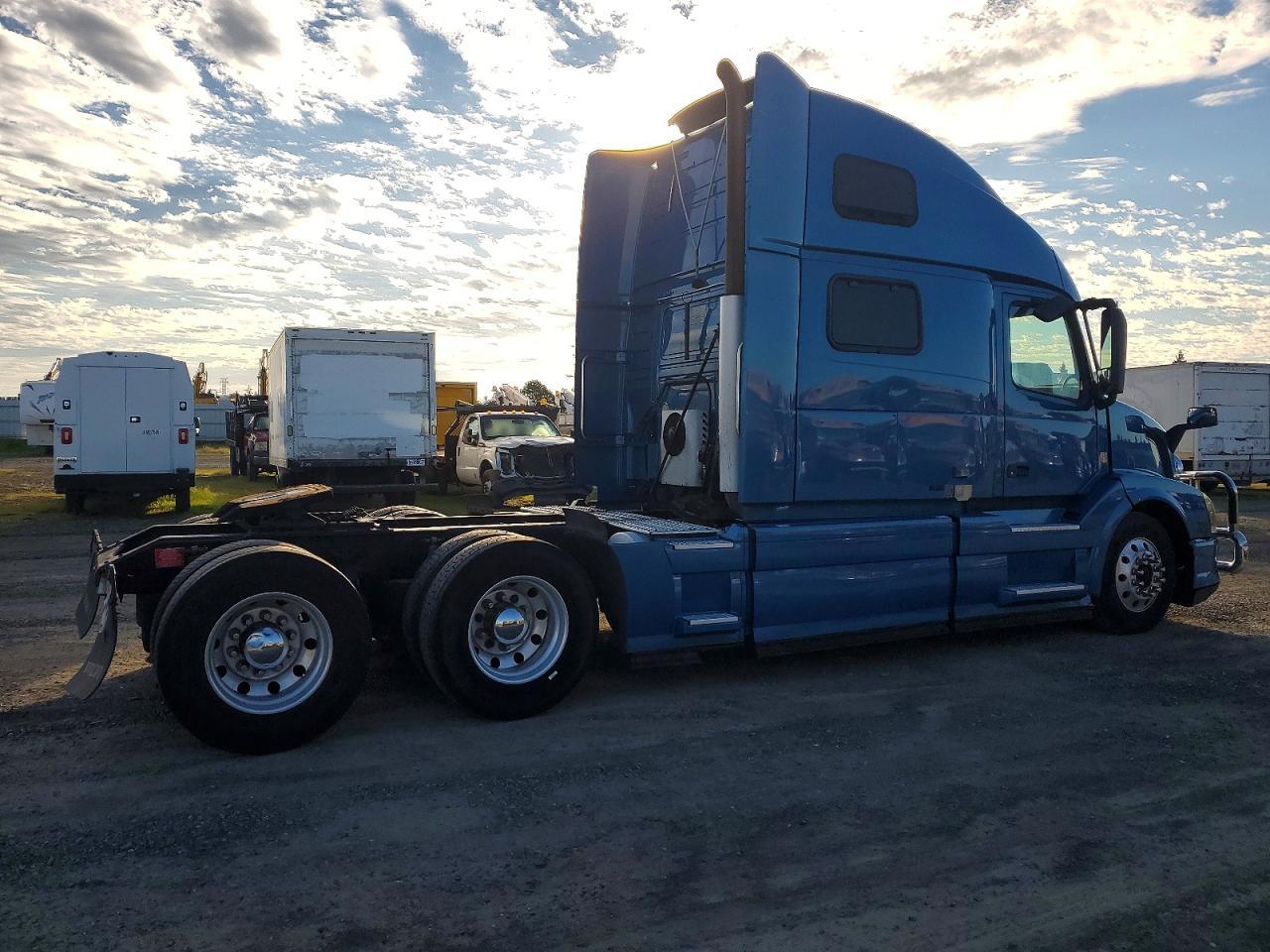 2015 Volvo VNL Semi Truck
