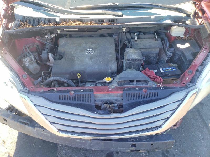2013 Toyota Sienna xle 8-passenger