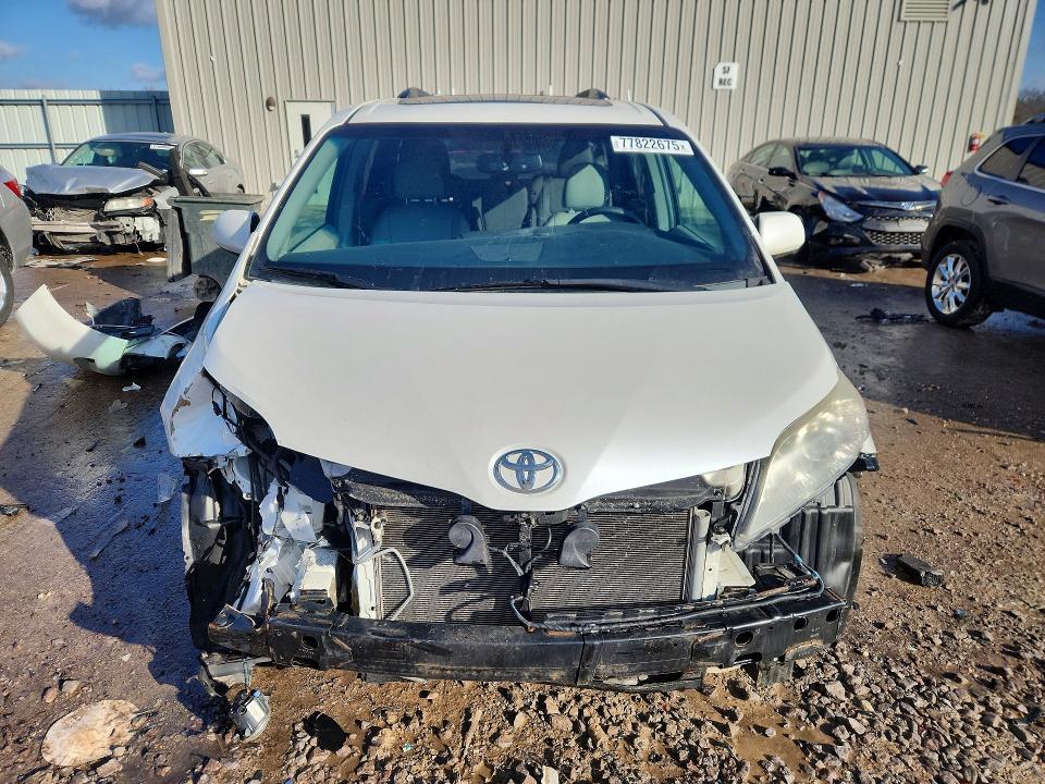 2016 Toyota Sienna xle 8-passenger
