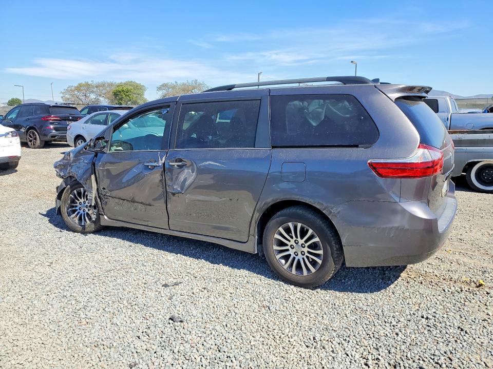 2018 Toyota Sienna xle 8-passenger