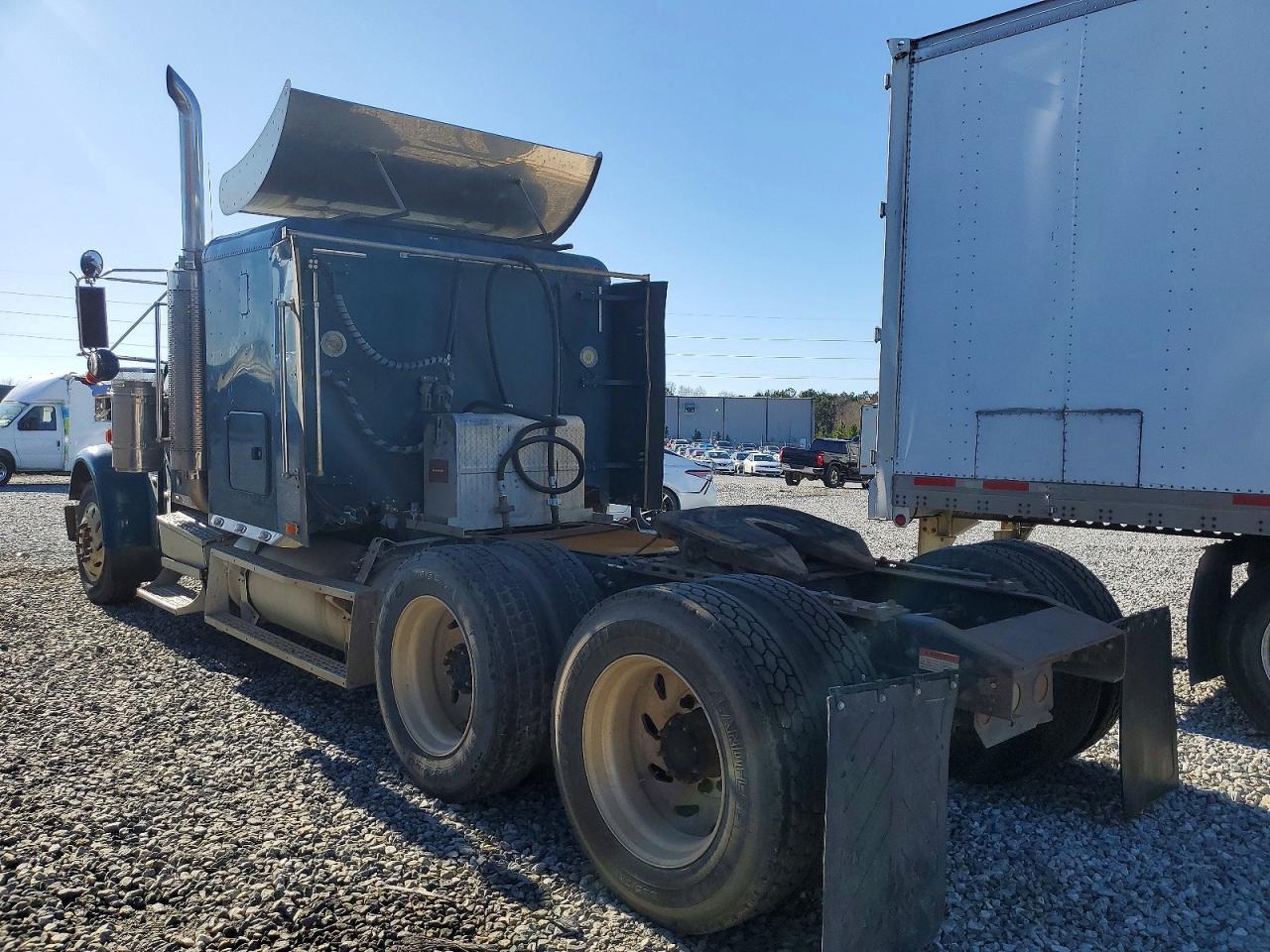 2001 Freightliner FLD132 Semi Truck