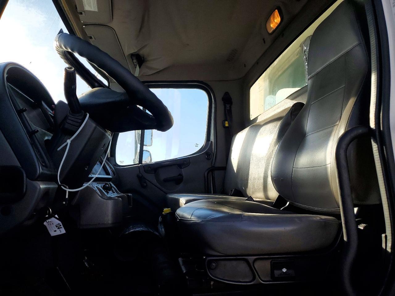 2016 Freigliner 2016 Freightliner Business Class M2 BOX Truck