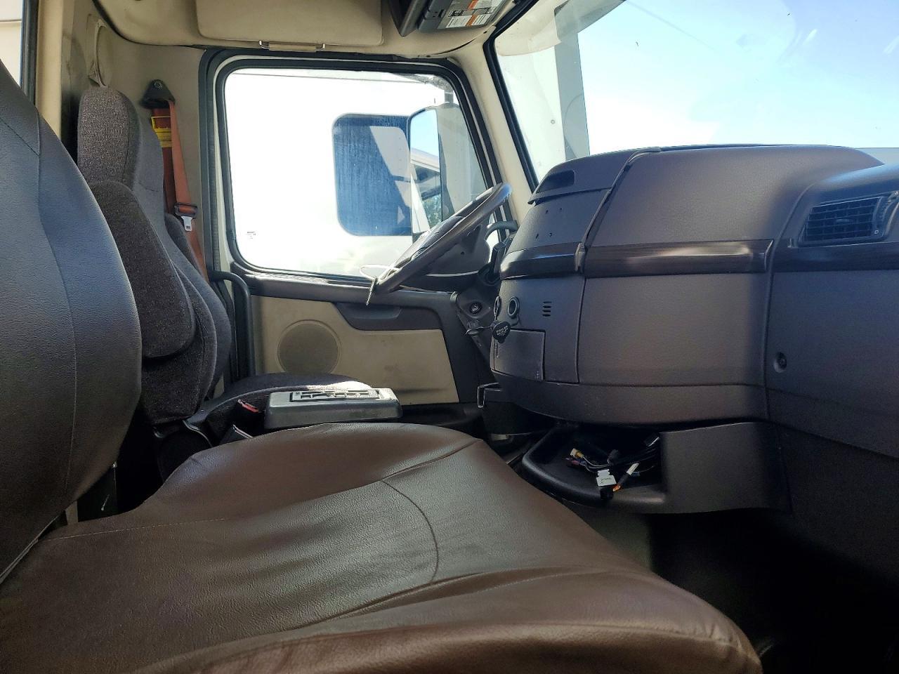 2015 Volvo VNL Semi Truck