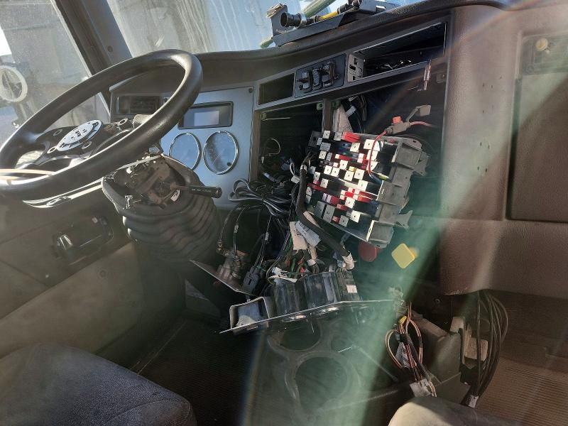 2016 Kenworth T300 Semi Truck