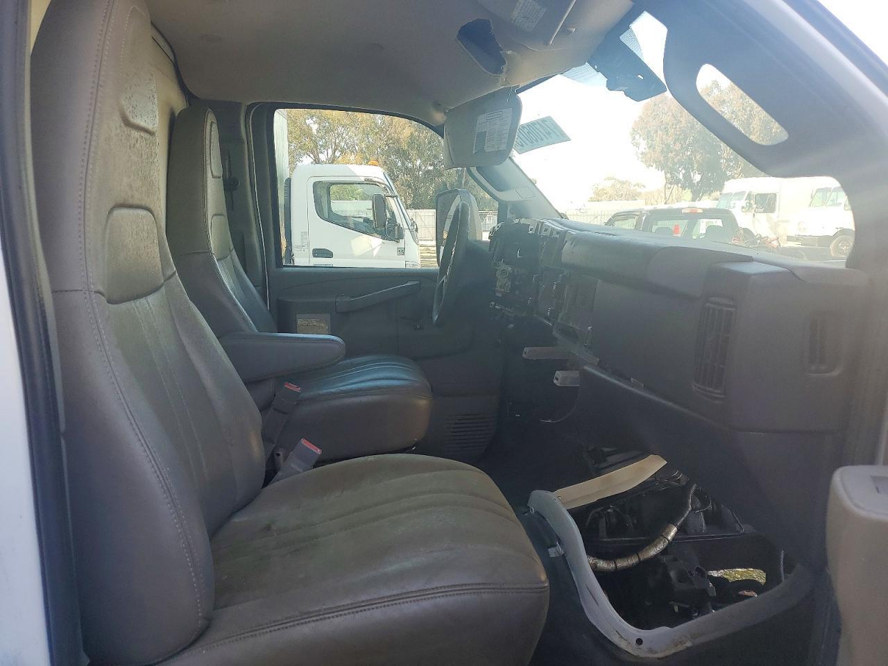 2022 GMC Savana BOX Truck