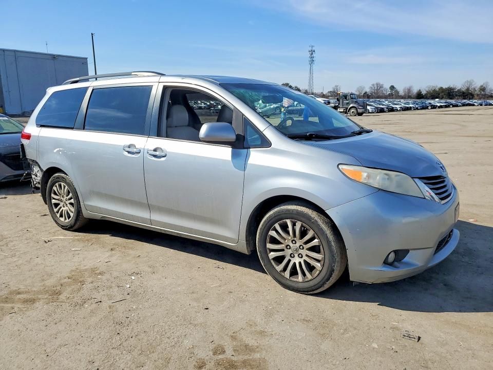 2011 Toyota Sienna xle 8-passenger