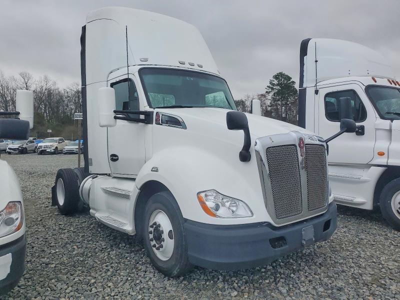 2015 Kenworth T680 Semi Truck