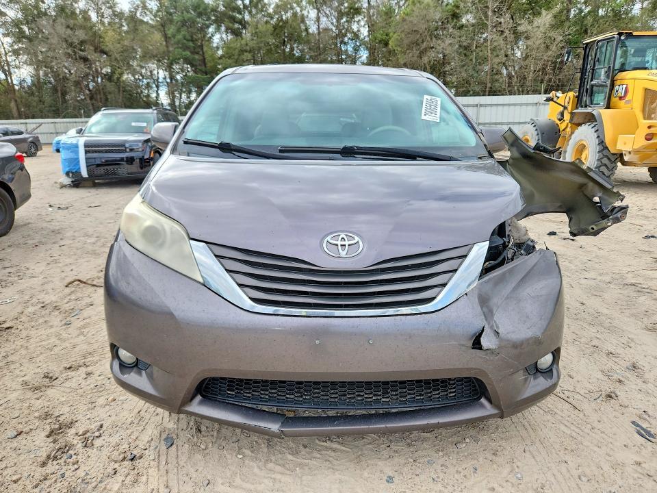 2011 Toyota Sienna xle 8-passenger