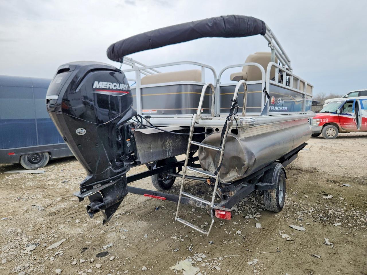 2025 Sun Tracker Partyhut