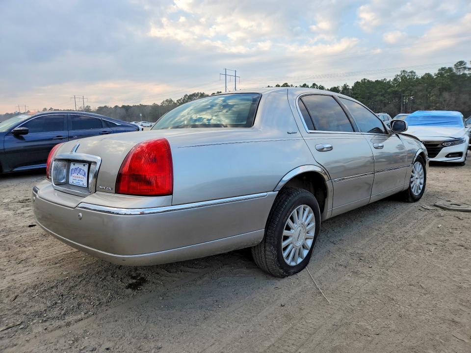2003 Lincoln Town car Signature