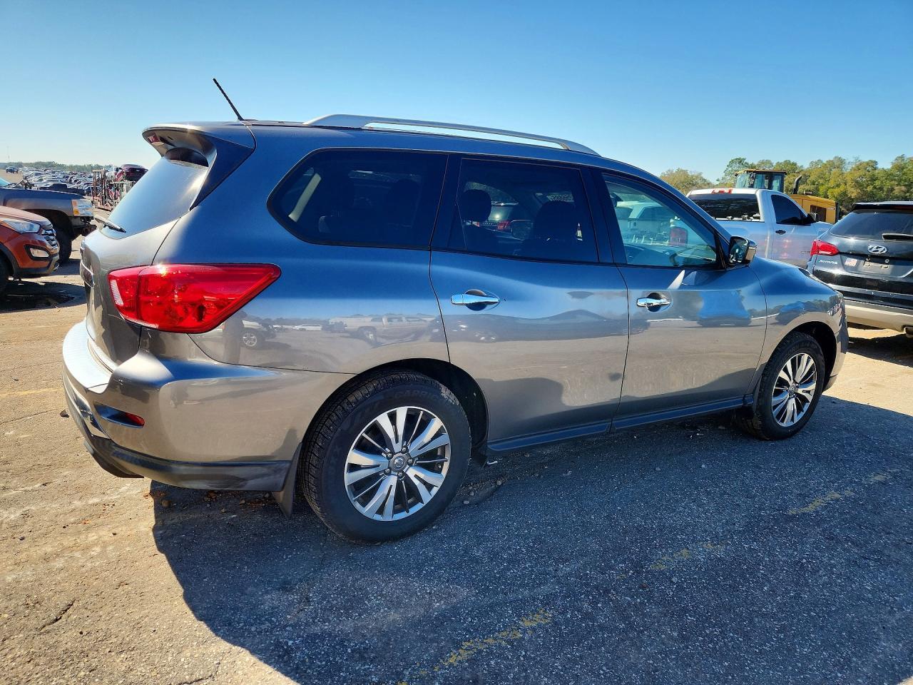 2018 Nissan Pathfinder s