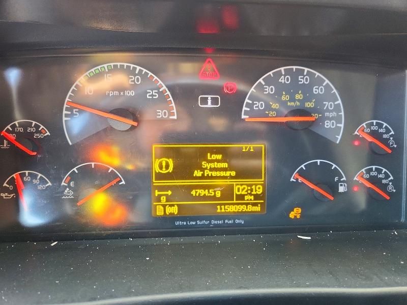 2011 Volvo VNL Semi Truck