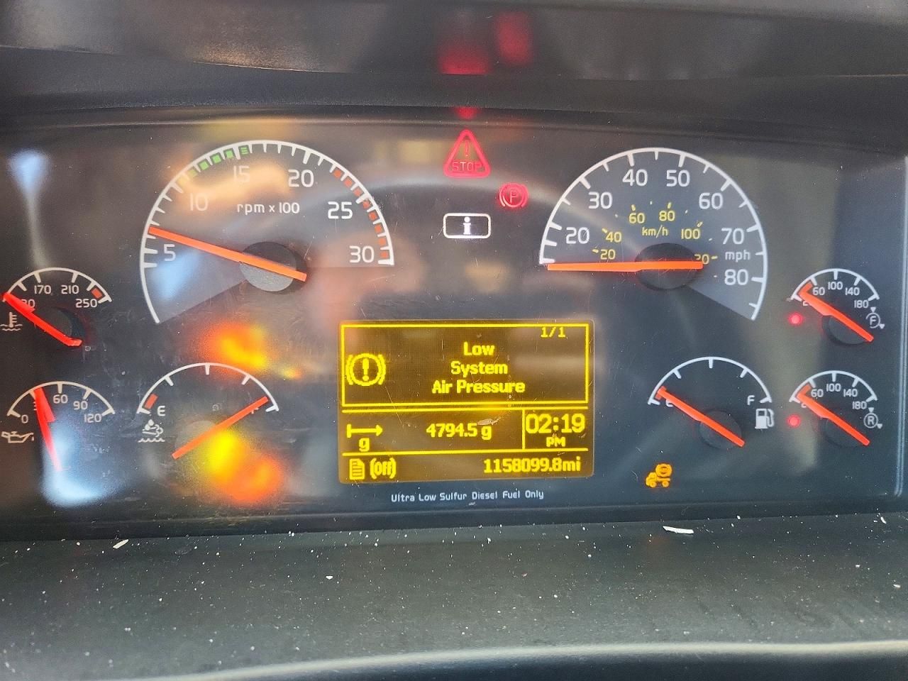 2011 Volvo VNL Semi Truck