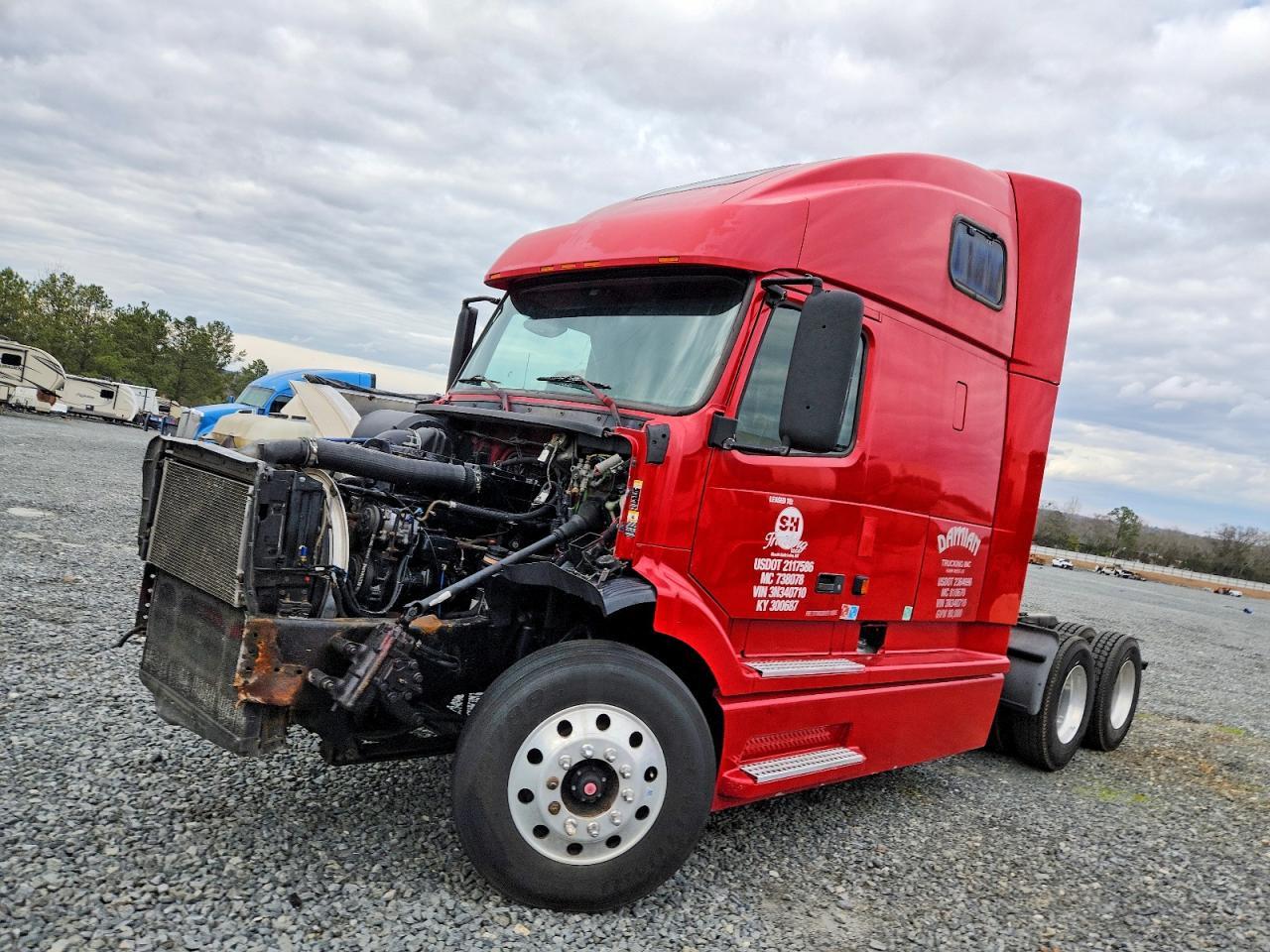2003 Volvo VNL Semi Truck